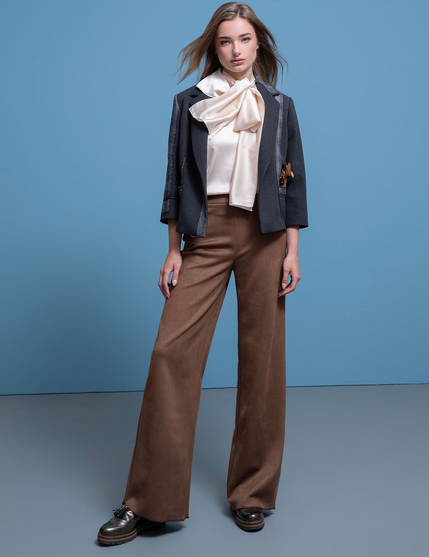 BLUSA-LAZO-CUELLO-BEIGE-ORO-MODELO-2.jpg