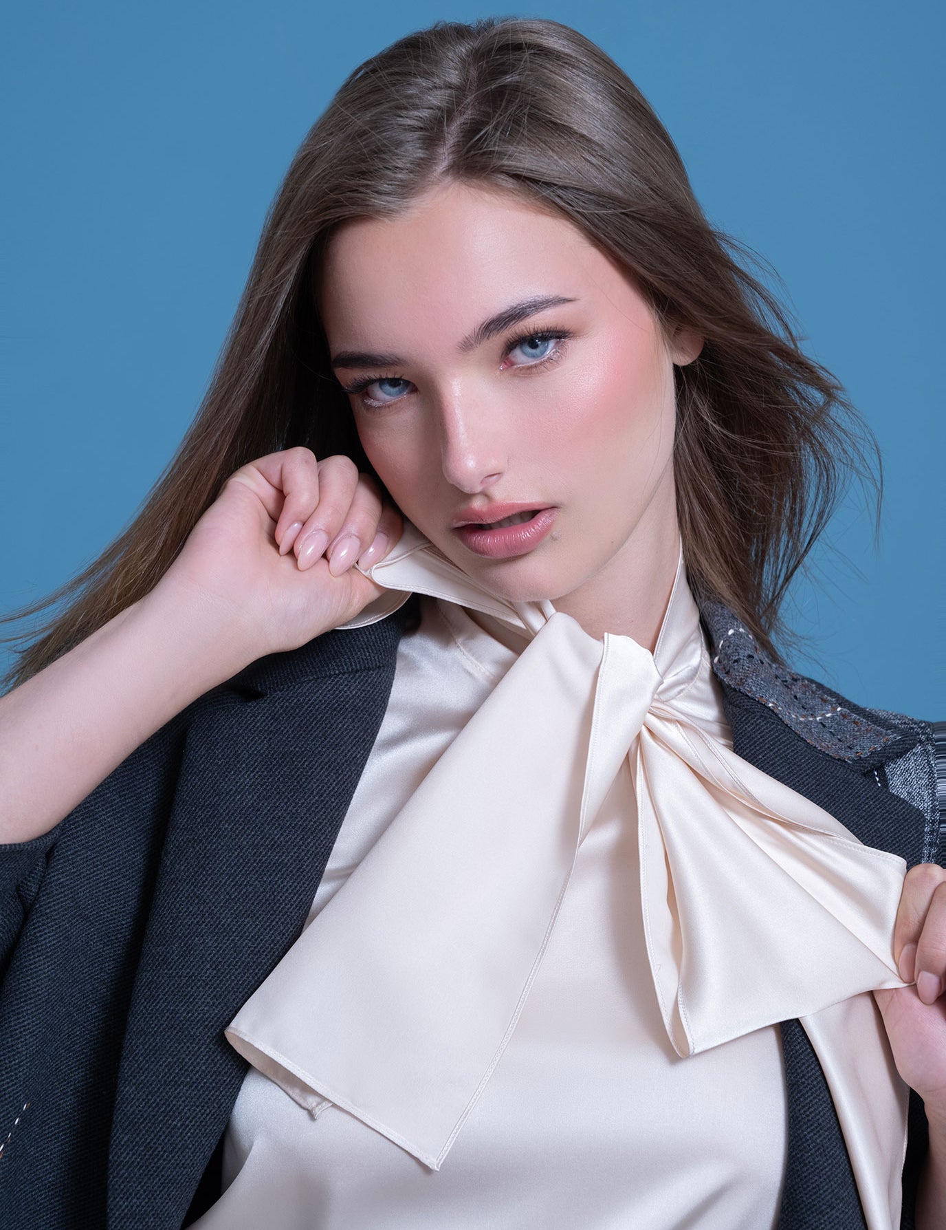 BLUSA-LAZO-CUELLO-BEIGE-ORO-MODELO.jpg