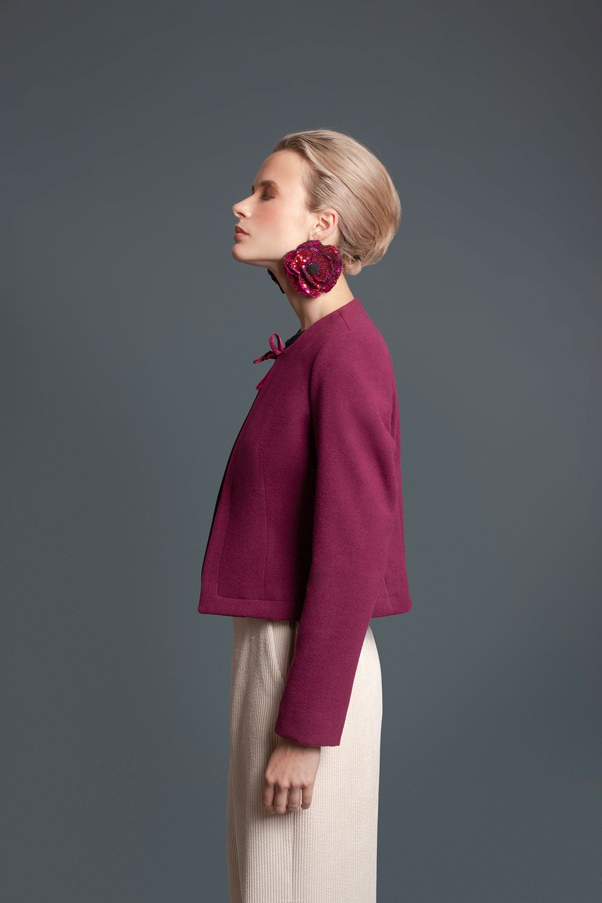 CHAQUETA-JULIETA-LAZO-VINOTINTO-modelo-costado.jpg