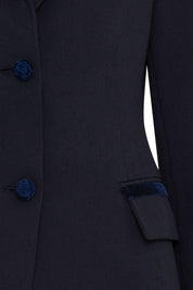 Blazer Botón Rosa Azul - detalle botón rosa terciopelo azul