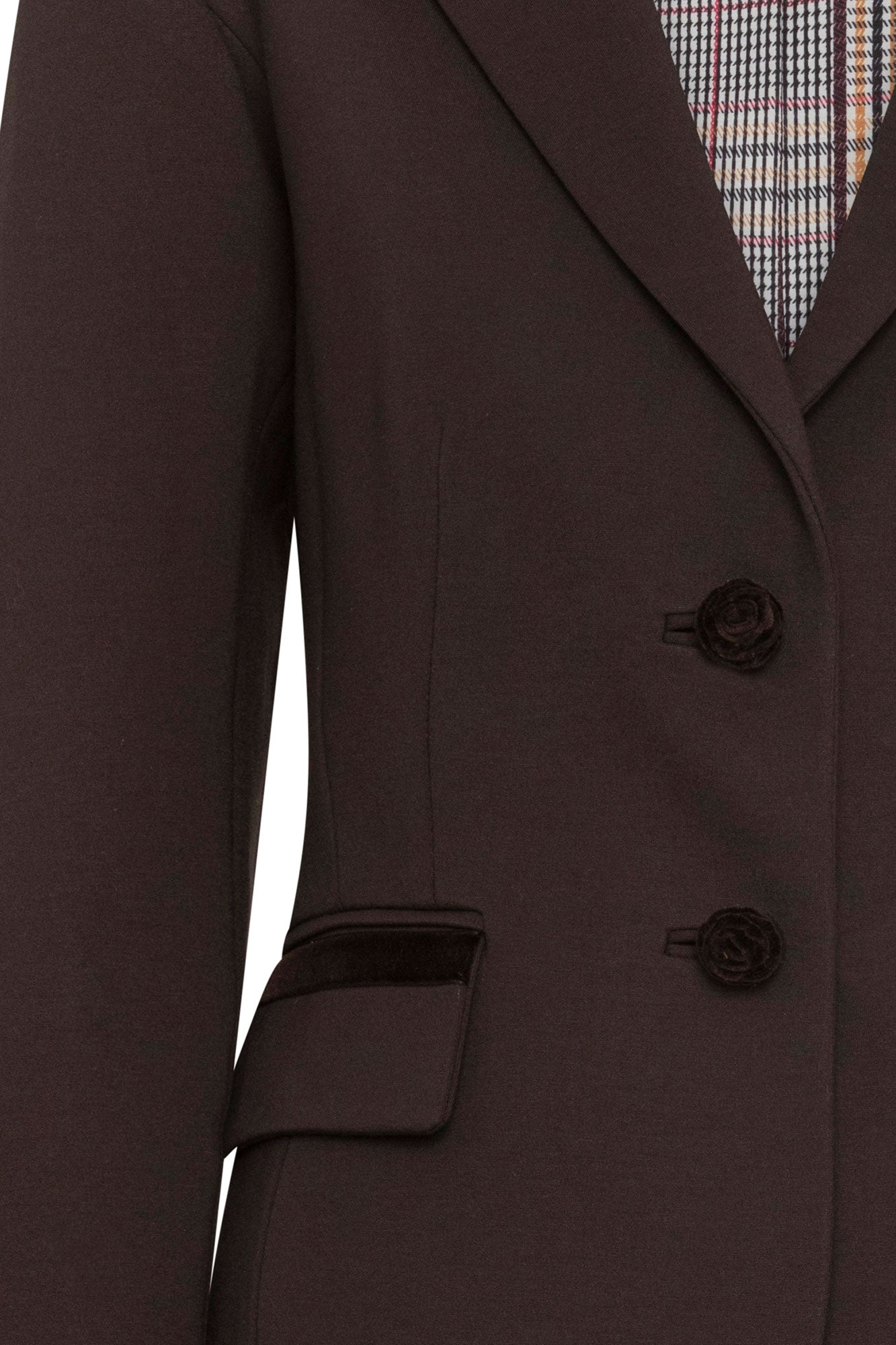 Detalle frontal del blazer café con botones en forma de rosa