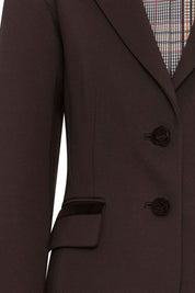 Detalle frontal del blazer café con botones en forma de rosa
