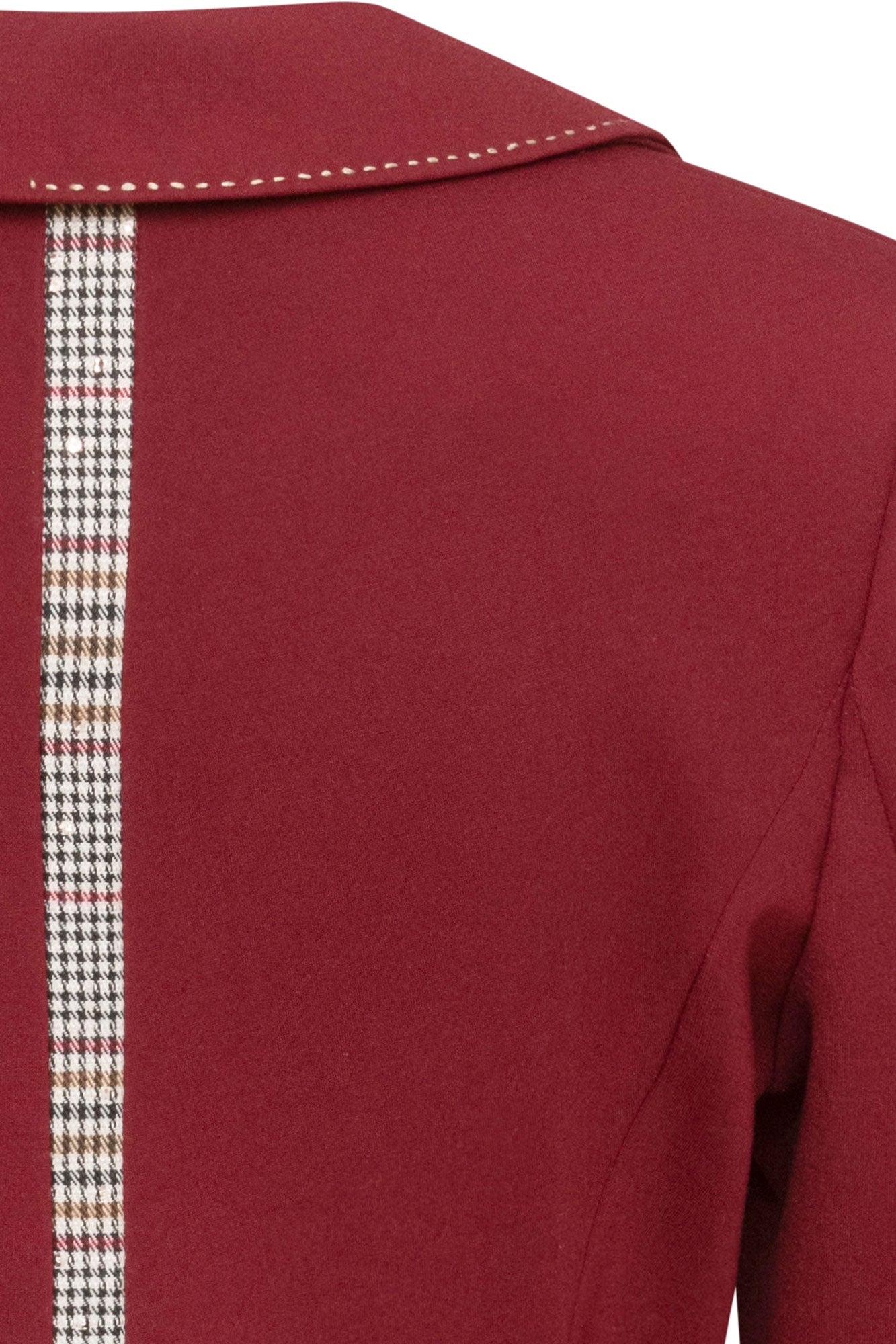Detalle del contraste a cuadros y pespuntes en la espalda del blazer vino