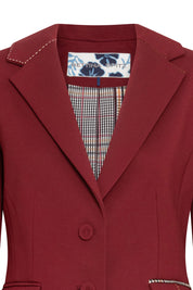 Detalle frontal de solapas y botones del blazer vino