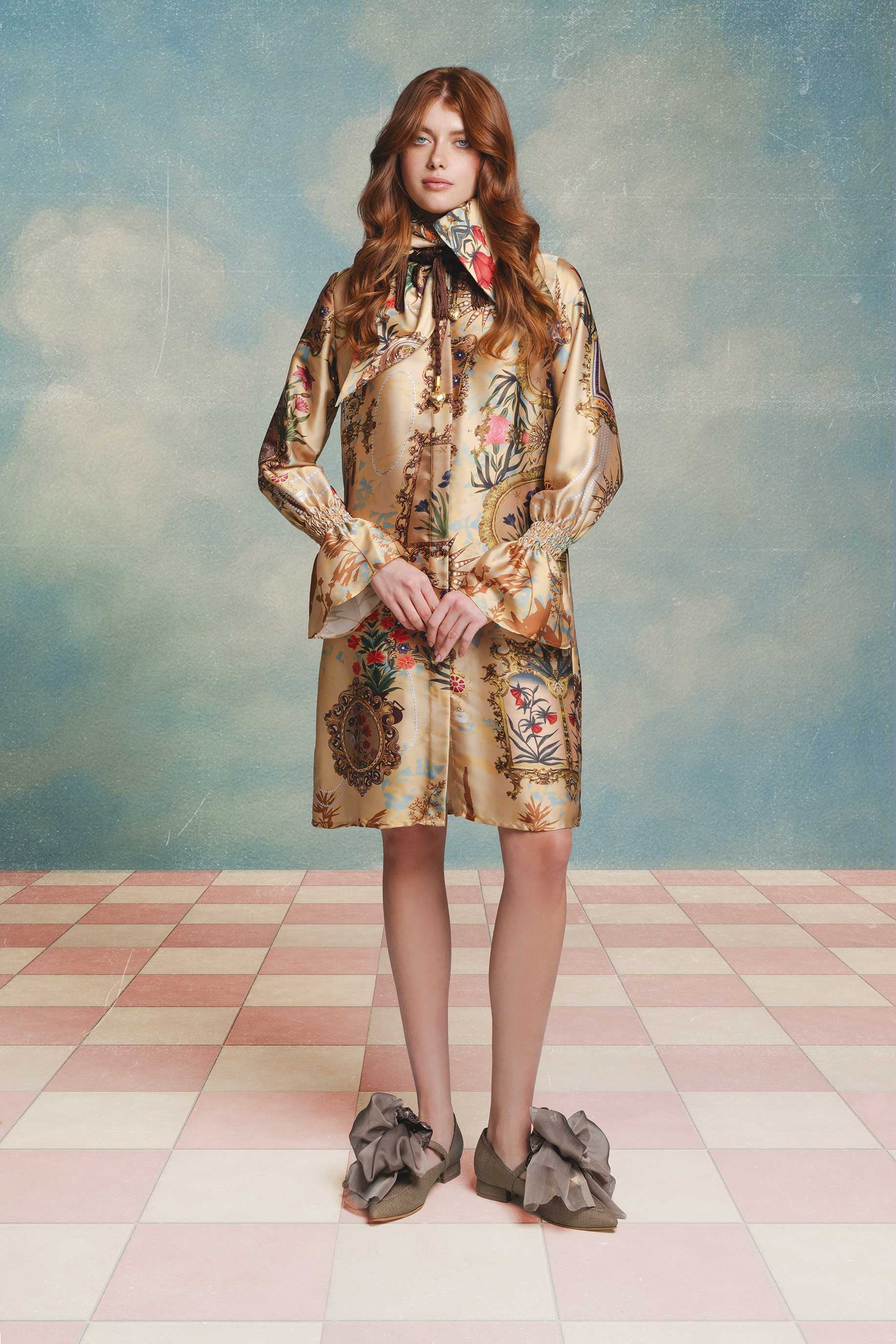 Blusa larga cuello pañuelo dorada con estampado floral de marcos inspirados en Maria Antonieta