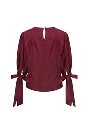 Vista posterior de la Blusa Manga Puff Moño Vino con abertura en el cuello