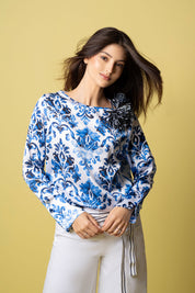 Modelo con blusa azul estampado arabesco ojal mancorna - Bettina Spitz