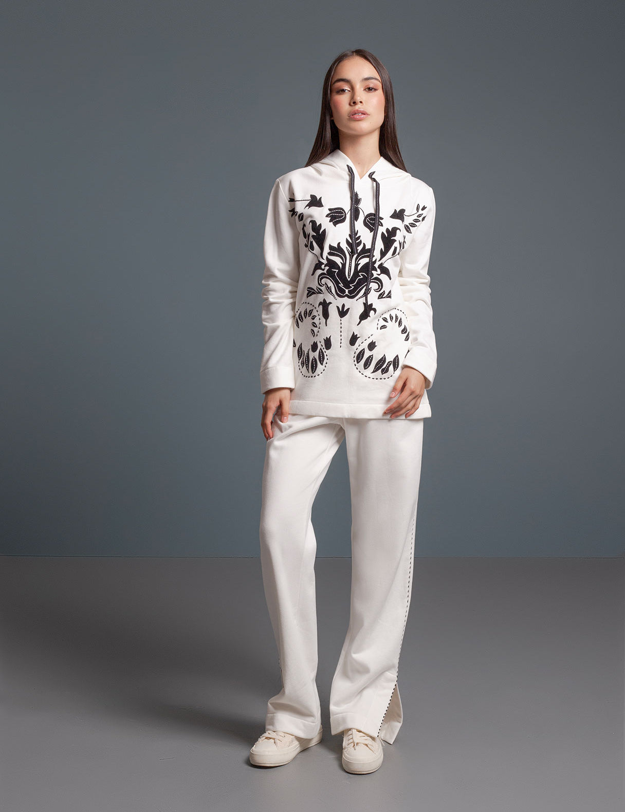 BUZO-HOODIE-ARABESCO-NACAR-MODELO.jpg