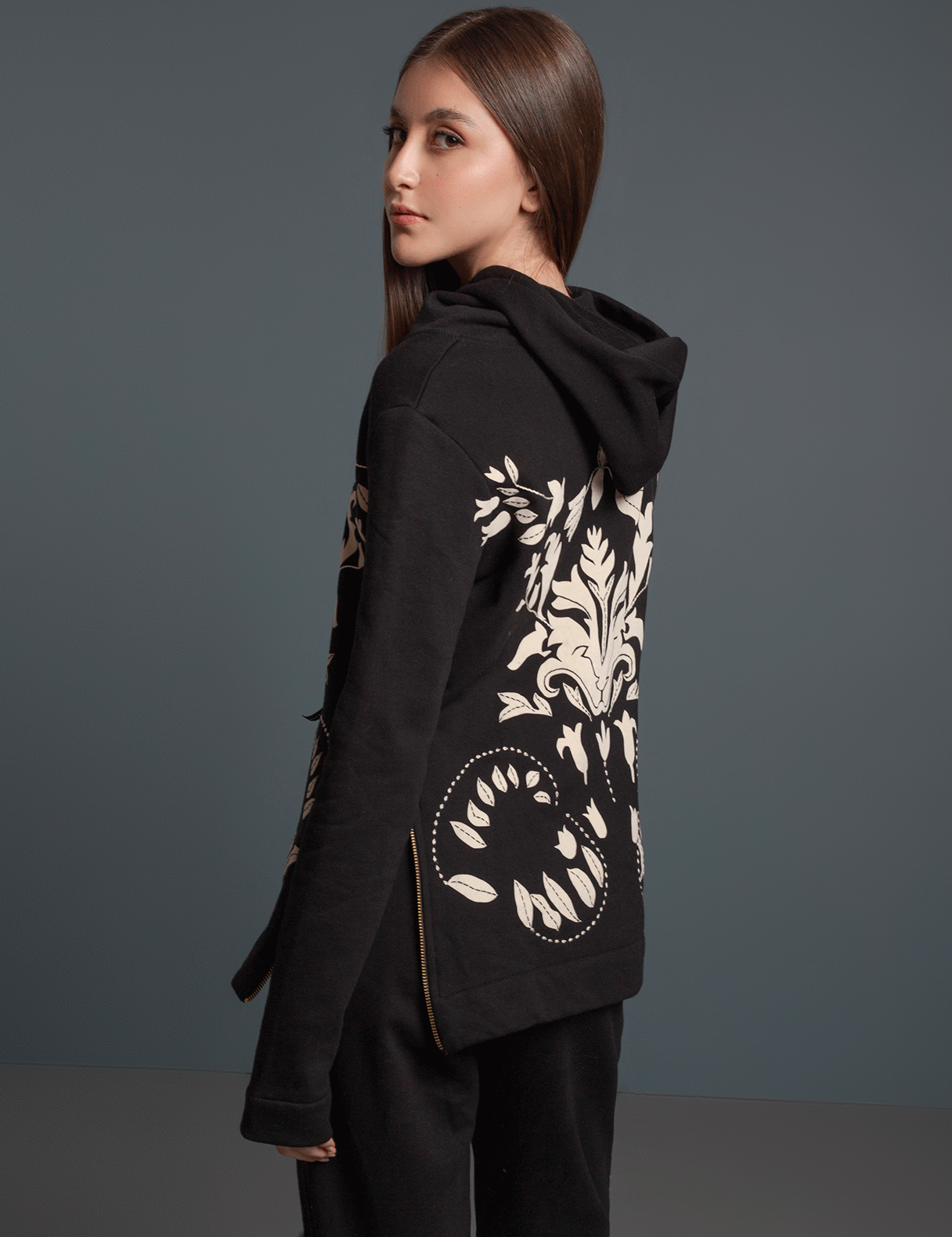 BUZO-HOODIE-ARABESCO-NEGRO-MODELO-ESP.gif