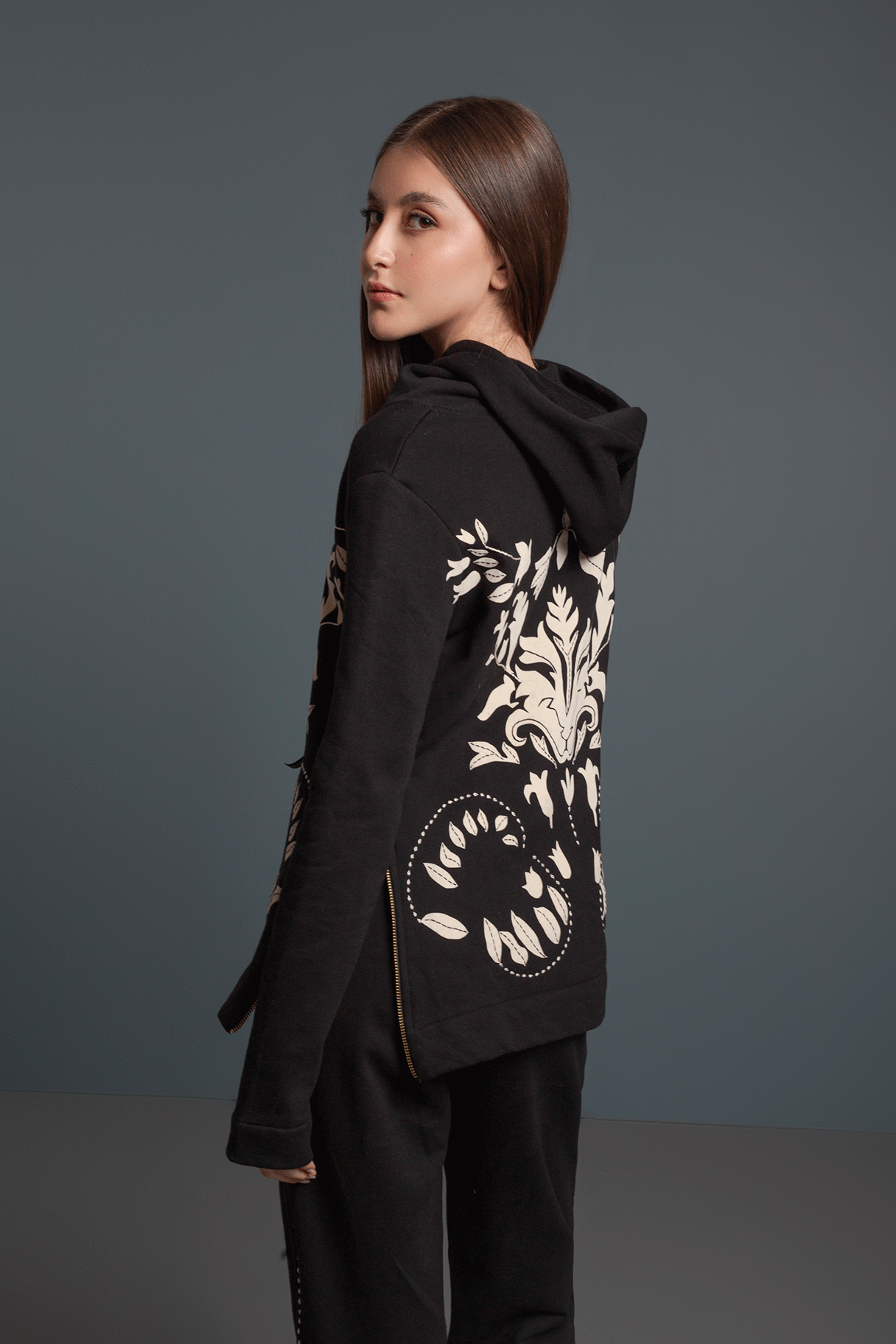 BUZO HOODIE ARABESCO NEGRO