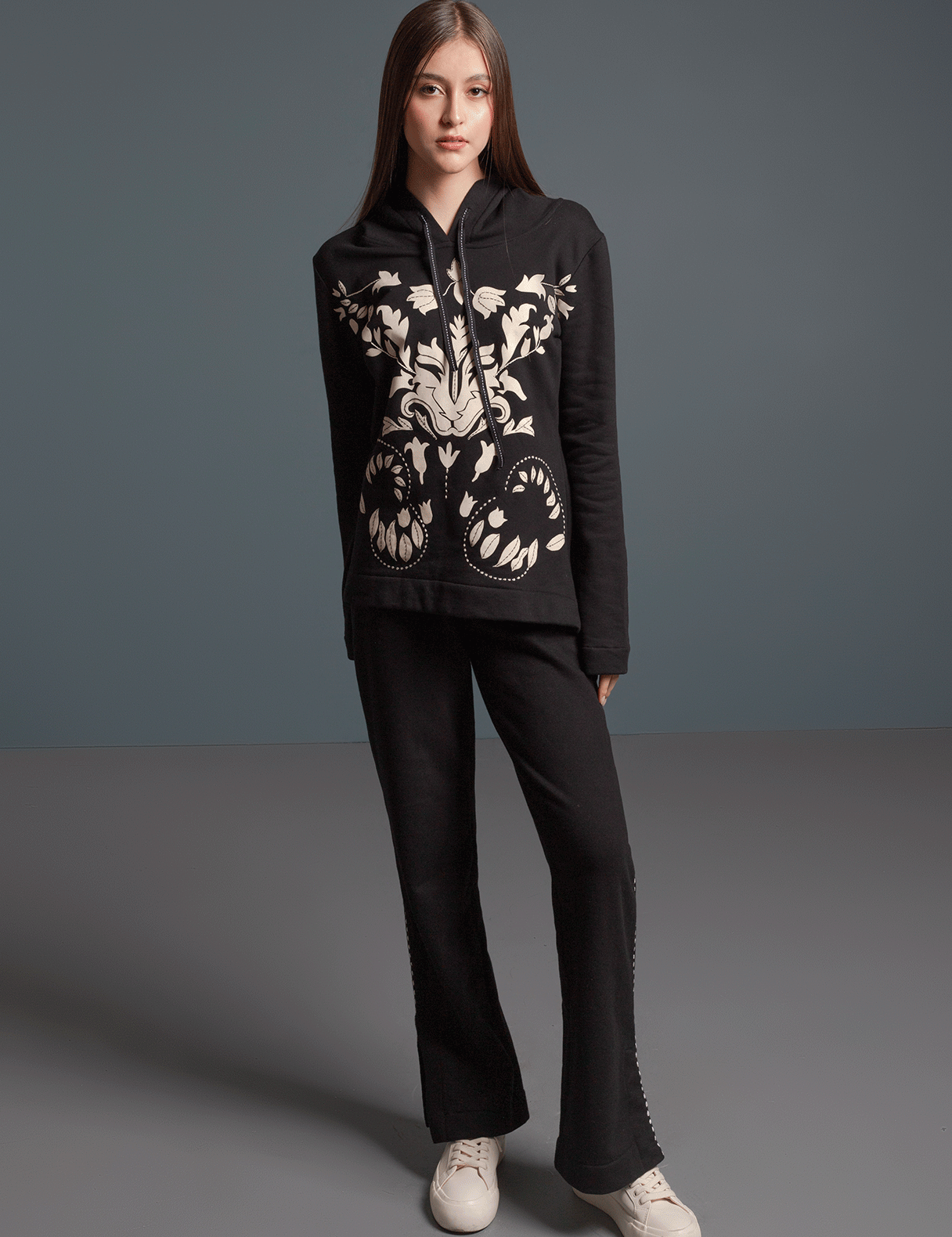 BUZO-HOODIE-ARABESCO-NEGRO-MODELO.gif