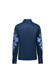 Vista trasera camisa navy bordado arabesco barroco en manga - Bettina Spitz