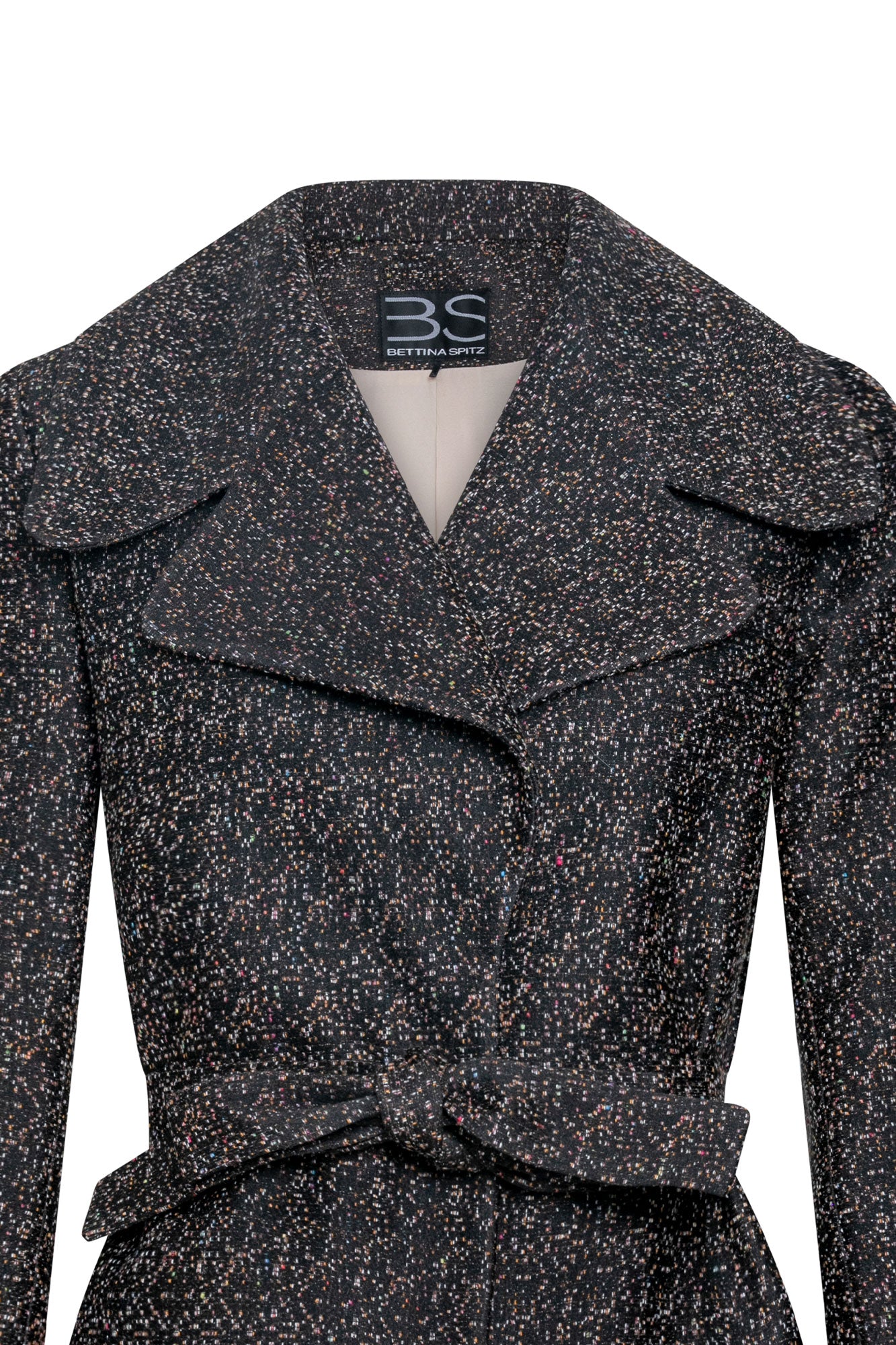 Detalle cuello tira chaqueta café tejido texturizado - Bettina Spitz