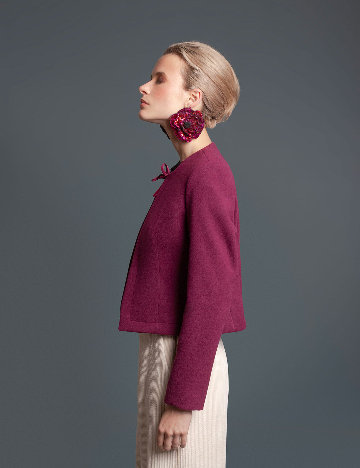 CHAQUETA-JULIETA-LAZO-VINOTINTO-modelo-costado.jpg