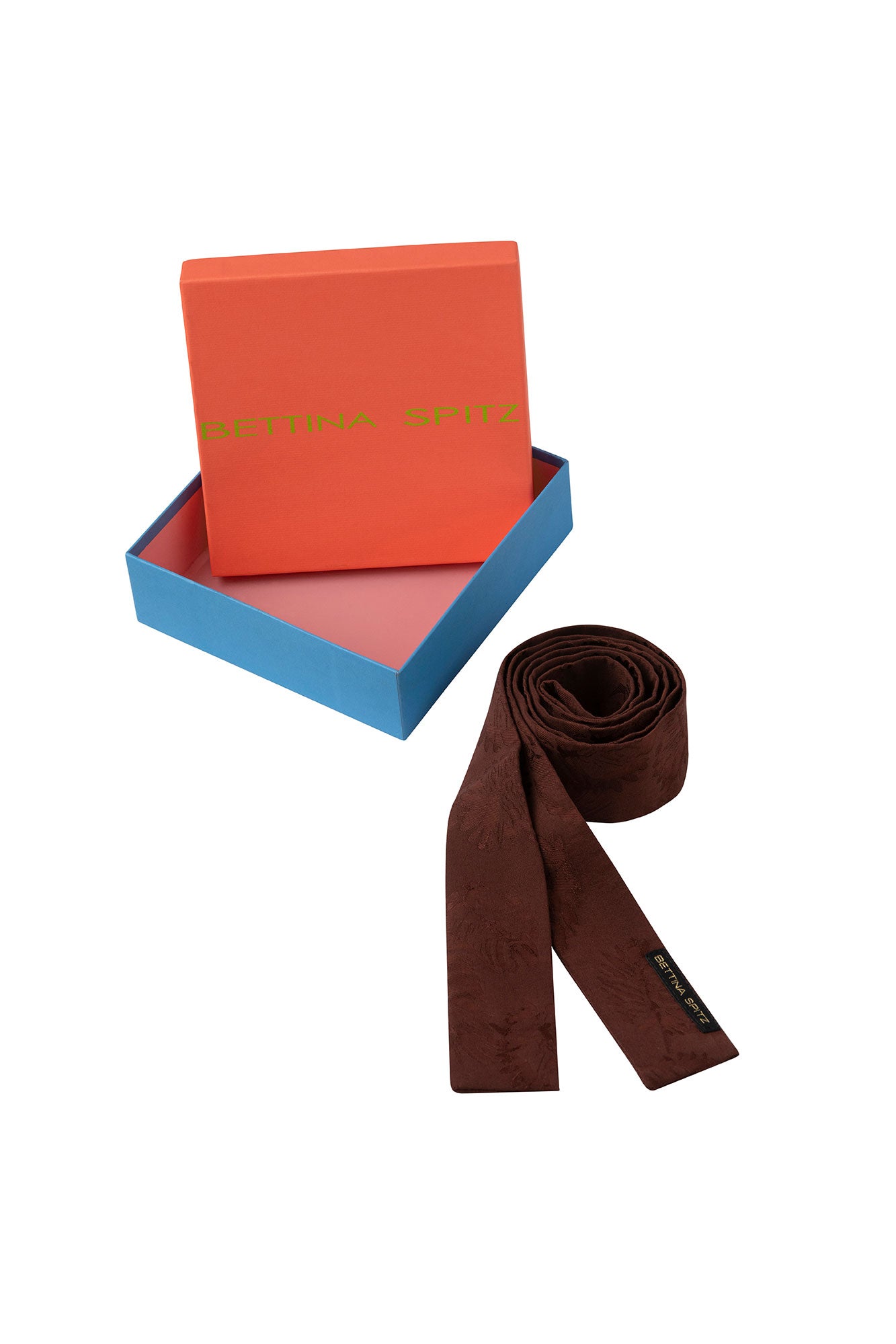 Corbata Seda Café enrollada junto a caja Bettina Spitz