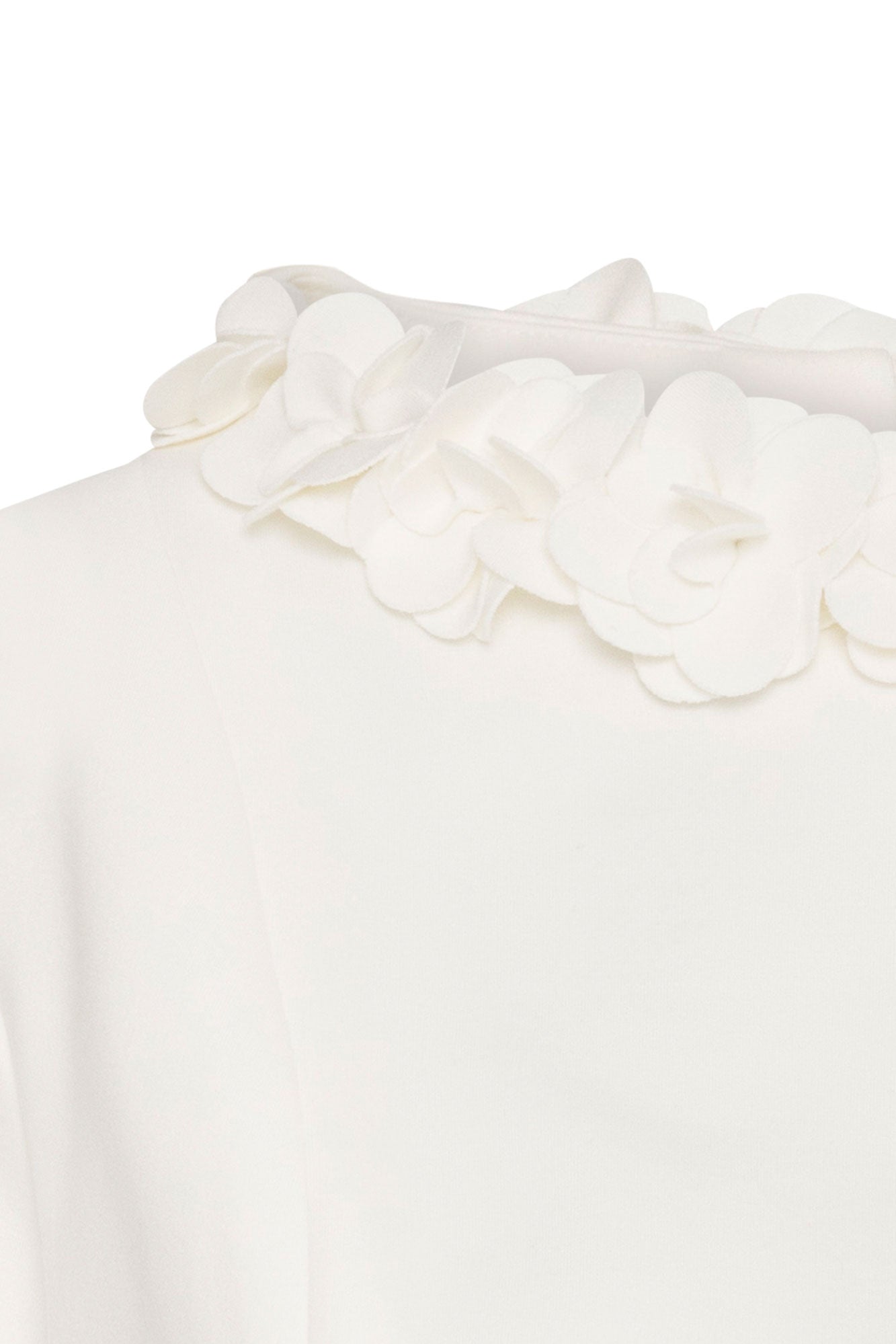 Crop Manguita Cuello Flor Ivory - detalle flores hechas a mano en escote