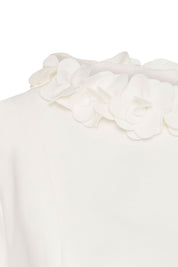Crop Manguita Cuello Flor Ivory - detalle flores hechas a mano en escote