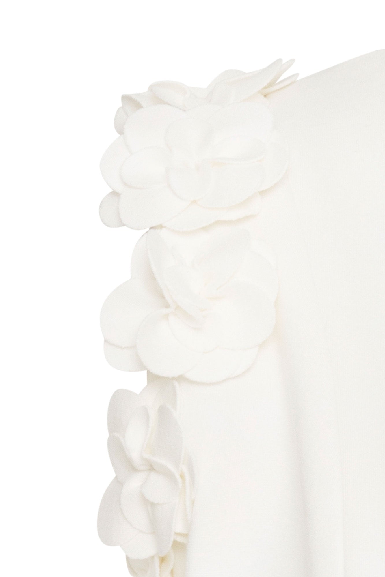 Crop Sisa Flores Ivory - detalle flores hechas a mano en sisa