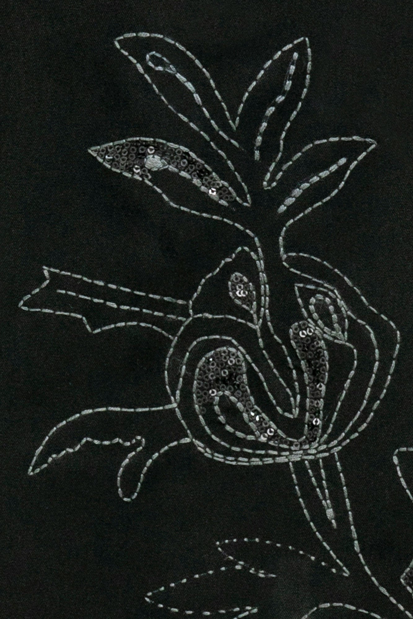 Detalle bordado flor gráfica tono sobre tono falda negra - Bettina Spitz