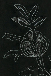 Detalle bordado flor gráfica tono sobre tono falda negra - Bettina Spitz
