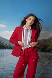 Modelo con blazer Juan rojo argolla PP pespuntes - Bettina Spitz