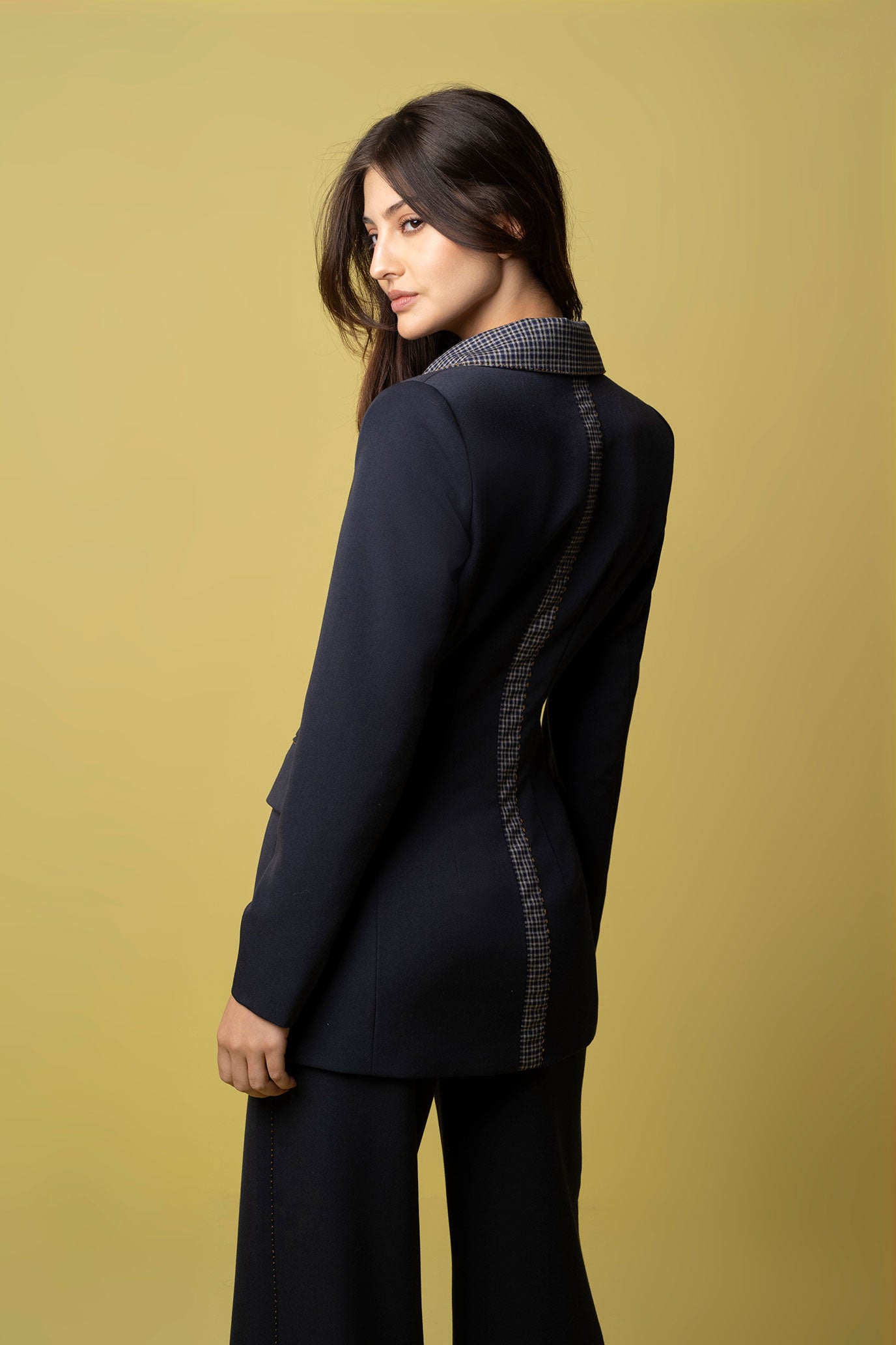 FOTO-MODELO---BLAZER-LARGO-CUADROS-PP-NAVY-ESP.jpg