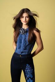 Modelo con camisa sisa rayas azul ruches - Bettina Spitz