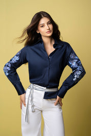 Modelo con camisa navy bordado arabesco barroco - Bettina Spitz