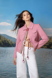Modelo con chaqueta jean chicle cinta argolla - Bettina Spitz
