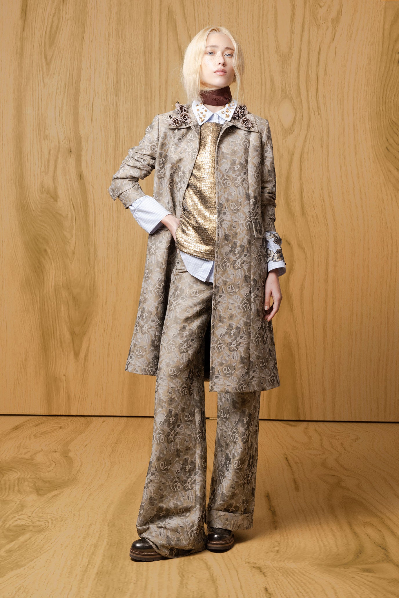 FOTO-MODELO---GABARDINA-MARTINGALA-JACKARD-TAUPE-1.jpg