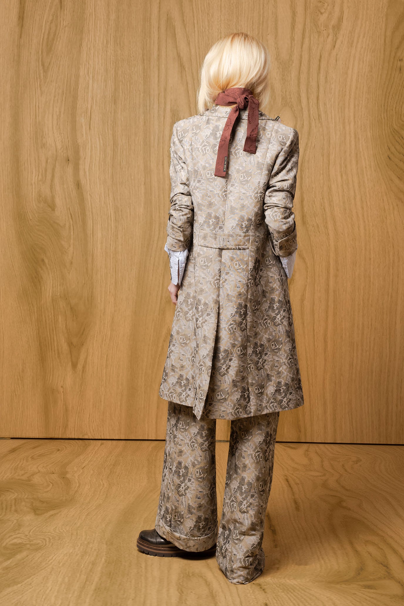 FOTO-MODELO---GABARDINA-MARTINGALA-JACKARD-TAUPE-2.jpg
