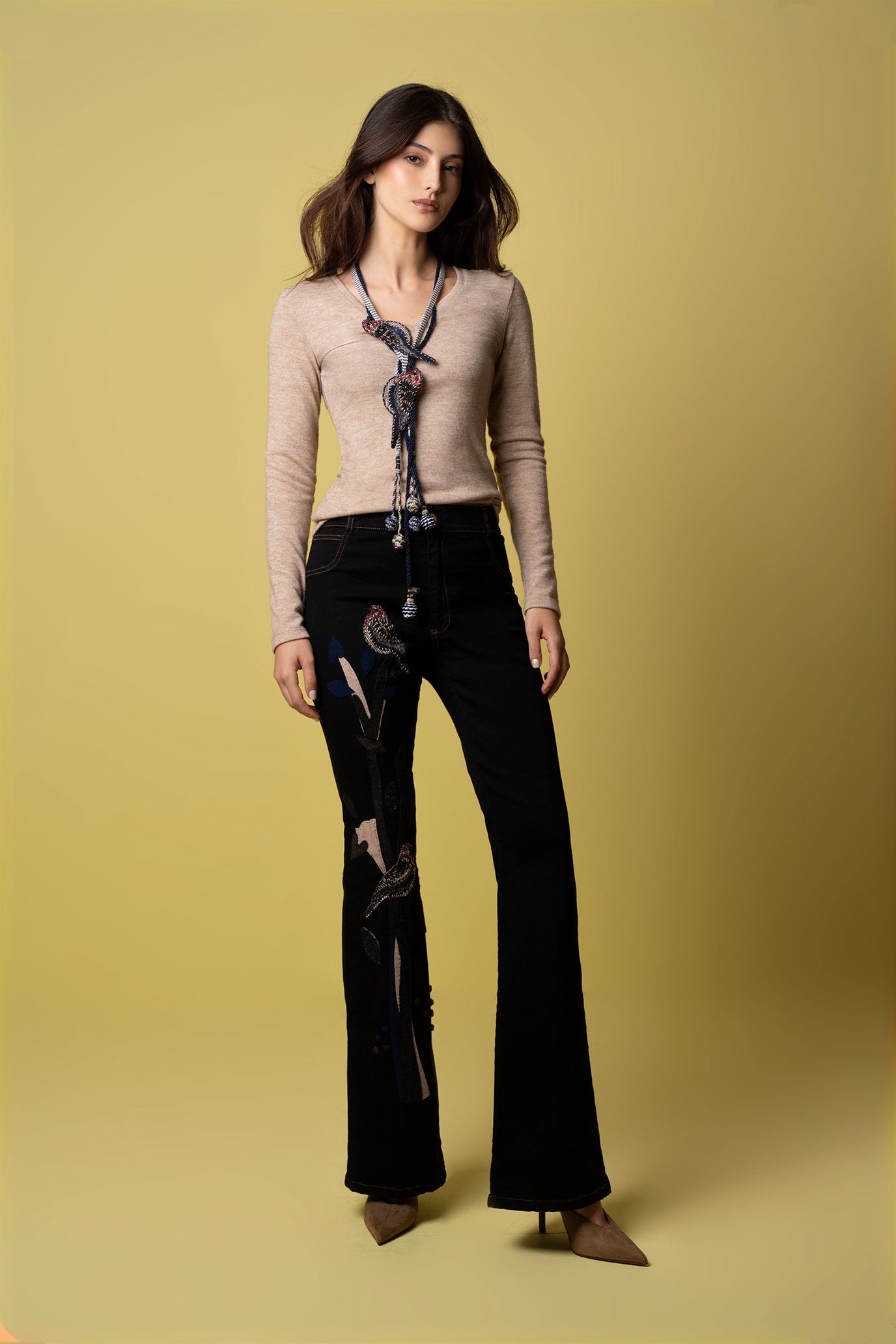 FOTO-MODELO---JEAN-CAMPANA-NEGRO-RAMAS.jpg