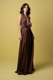 Modelo con maxi vestido halter chocolate tira costado - Bettina Spitz