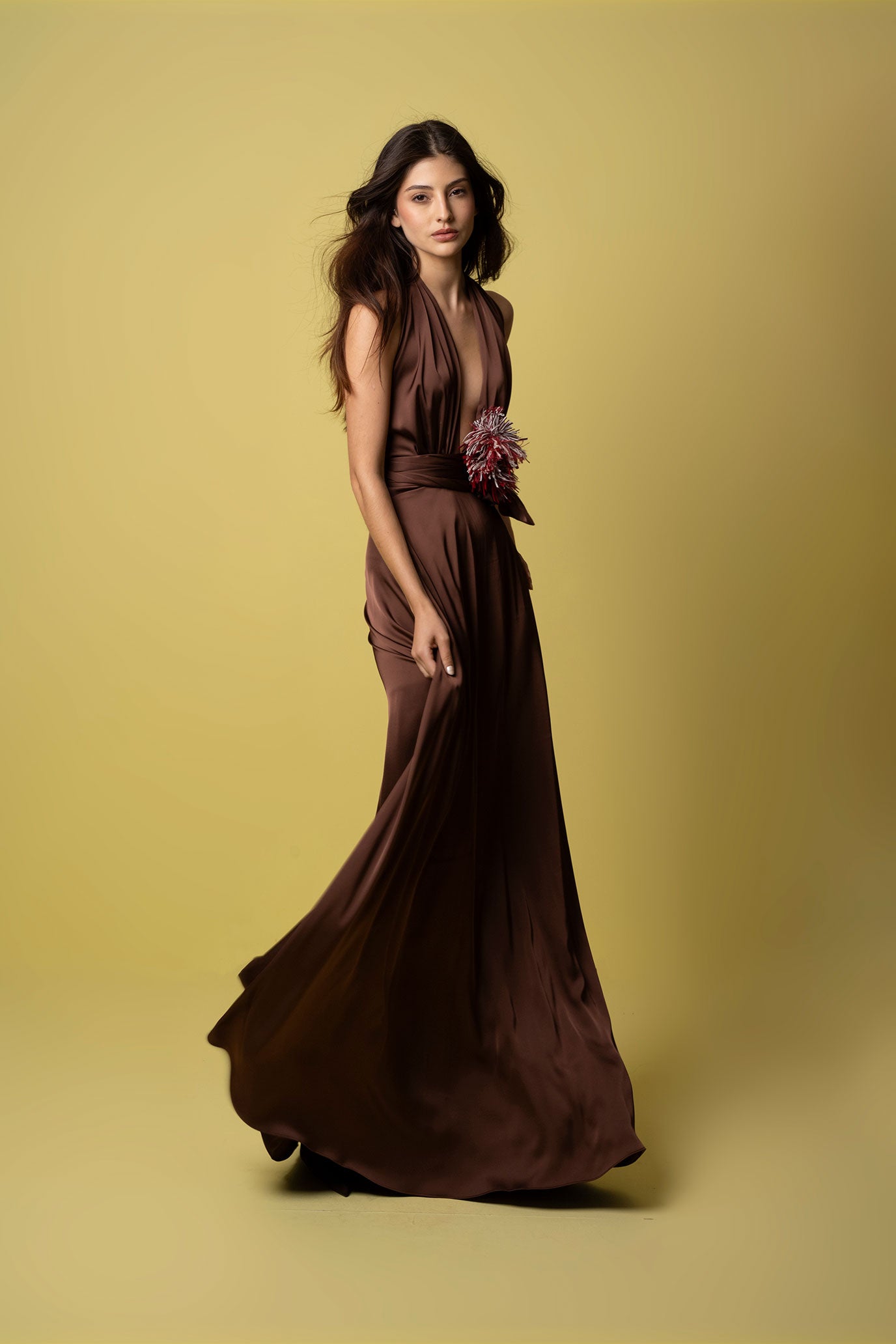 Detalle tira costado maxi vestido halter chocolate - Bettina Spitz
