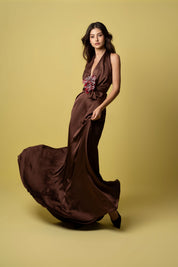 Maxi vestido halter chocolate tira costado vista lateral - Bettina Spitz