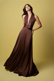 Vista trasera maxi vestido halter chocolate tira costado - Bettina Spitz
