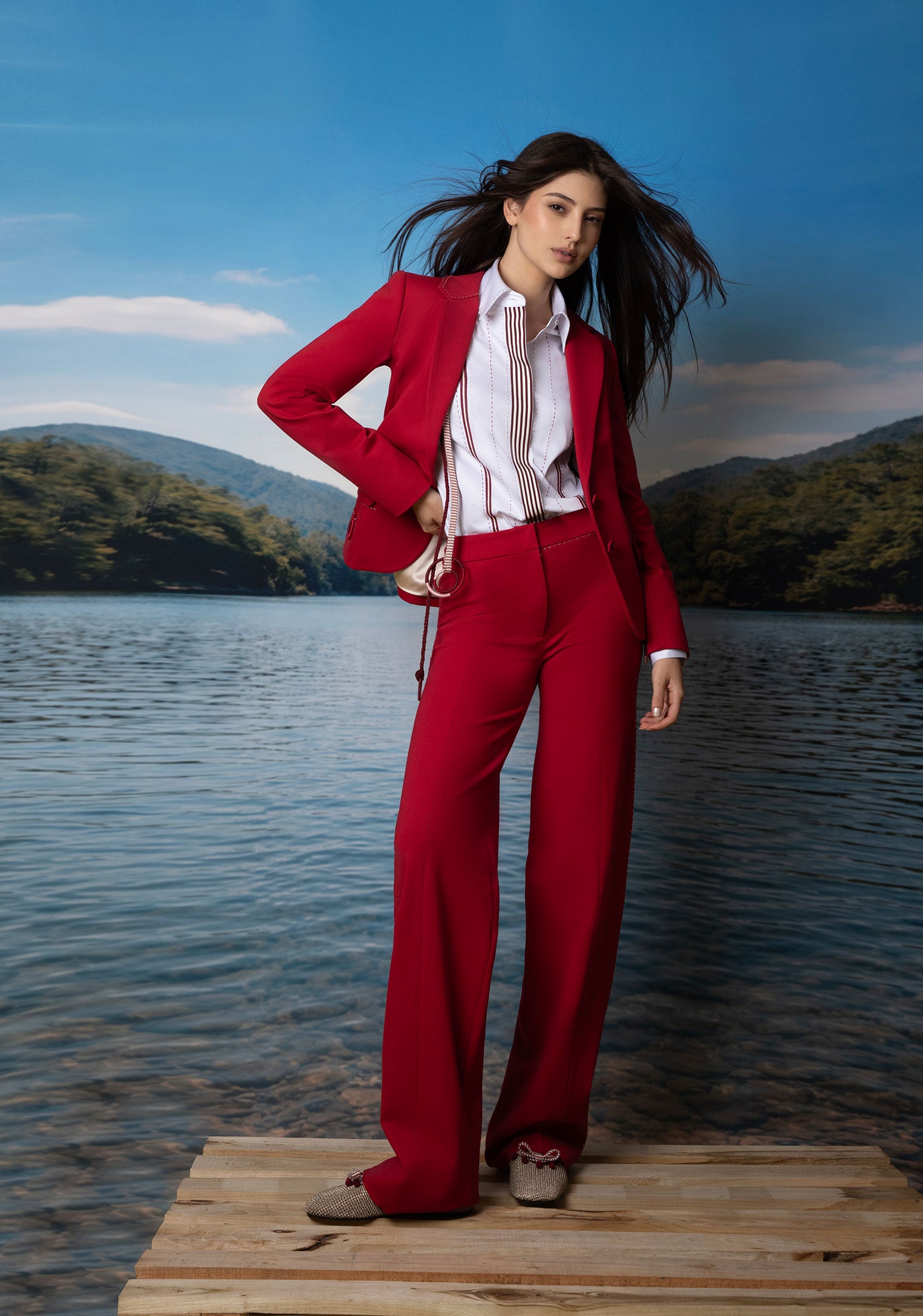 Modelo con pantalón Patch ancho rojo pespunte PP - Bettina Spitz
