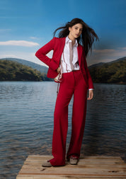 Modelo con pantalón Patch ancho rojo pespunte PP - Bettina Spitz
