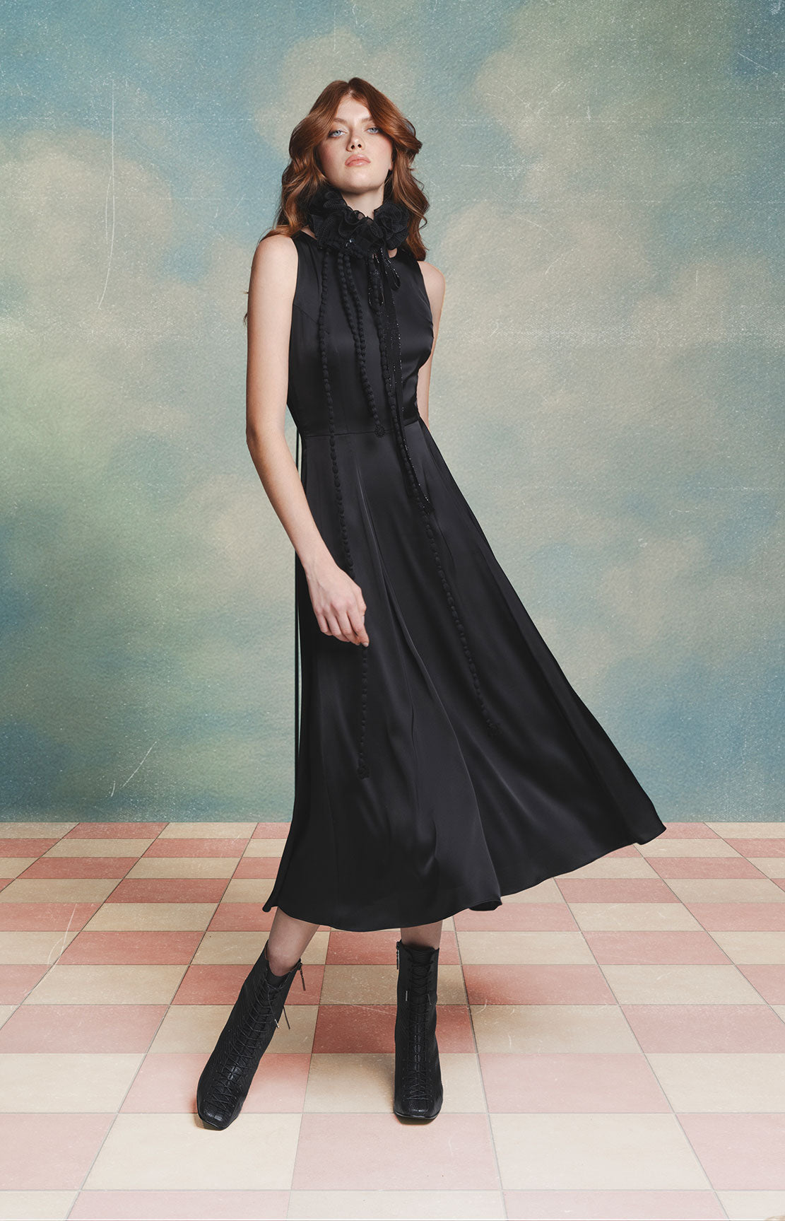 Modelo con midi vestido negro escote halter cinta cintura - Bettina Spitz