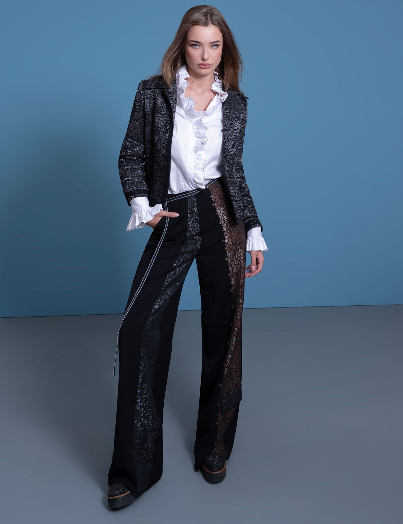 FOTO-MODELO-2-PANTALON-MILO-ANCHO-TRES-TELAS-NEGRO.jpg