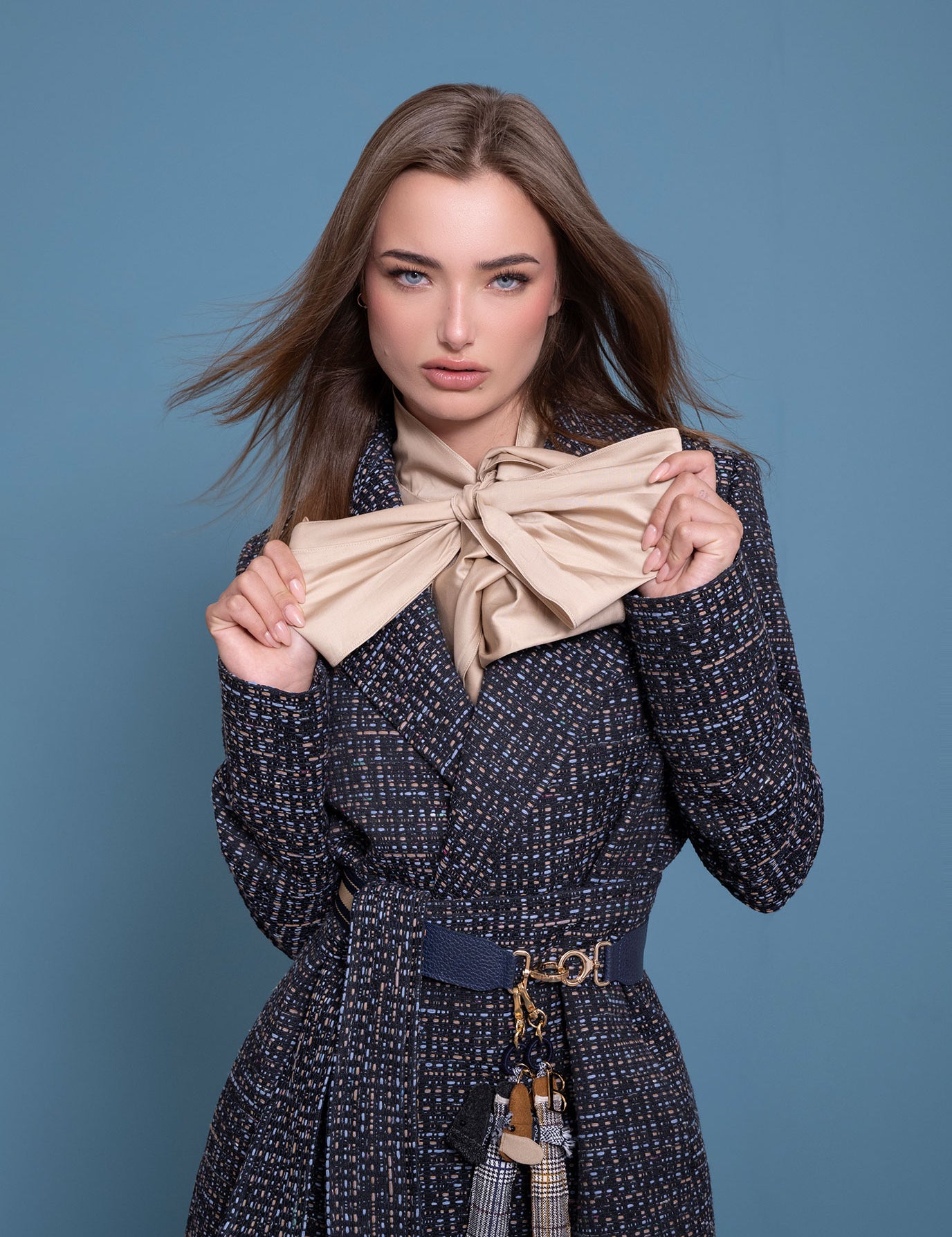 FOTO-MODELO-ABRIGO-CRUZADO-PA_O-JASP-TIRA-AZUL-2.jpg