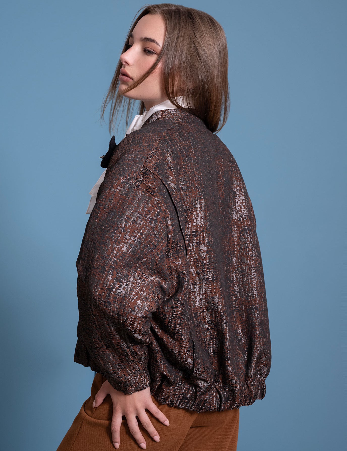 FOTO-MODELO-CHAQUETA-BOMBER-CAFE_e3988a9d-f078-4811-8361-766a9c913888.jpg