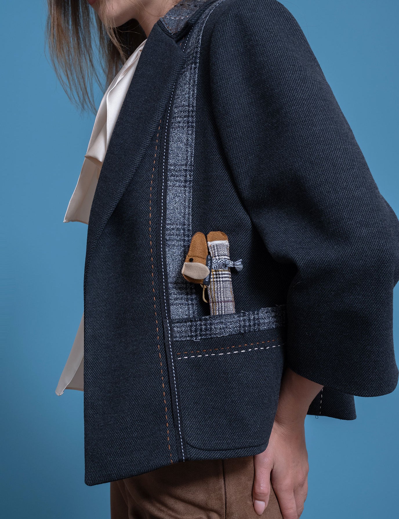 FOTO-MODELO-CHAQUETA-EMILY-GRIS-COST.jpg