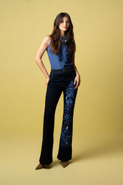 Modelo con jean campana azul bordado arabesco degradé - Bettina Spitz
