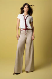 Modelo con pantalón dril arena bota ancha 40cm - Bettina Spitz
