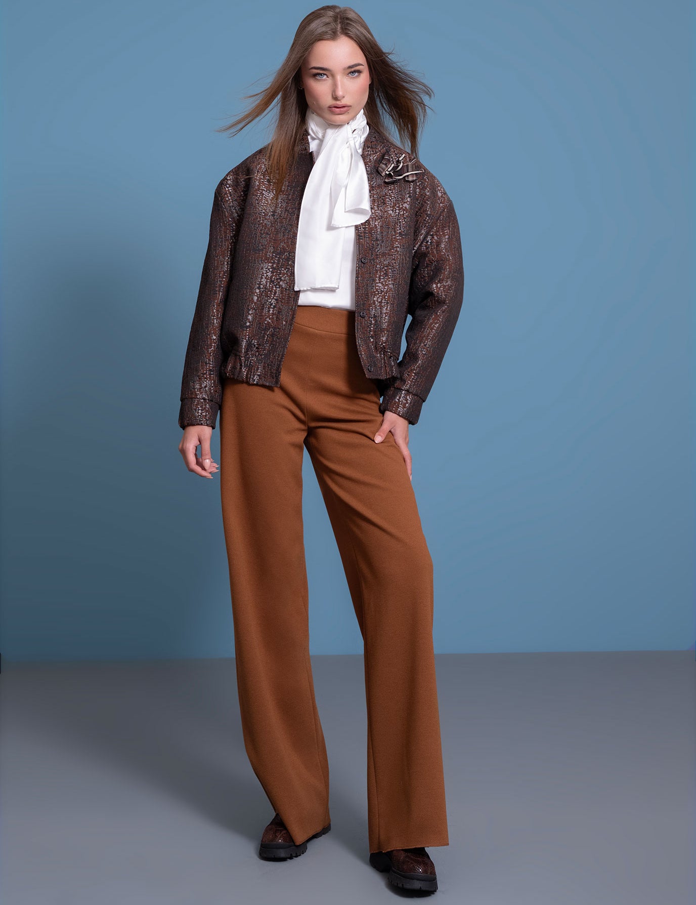 FOTO-MODELO-PANTALON-FLORA_815de43d-9cf8-49f2-ba98-53bed33a2386.jpg
