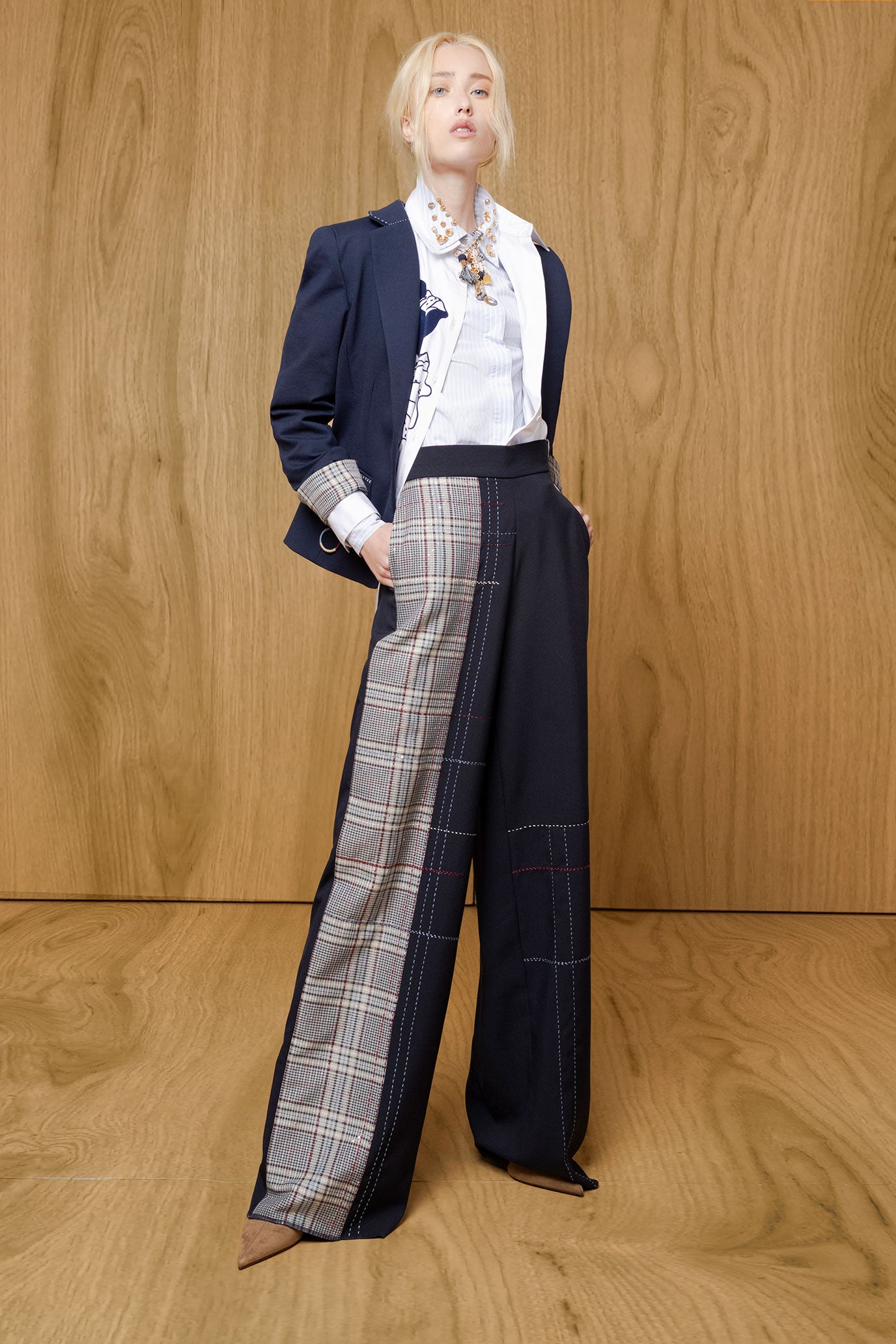 Pantalón Milo Cuadros Navy de bota ancha y tiro alto llevado por modelo