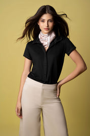 Modelo con t-shirt polo pespunte nácar - Bettina Spitz