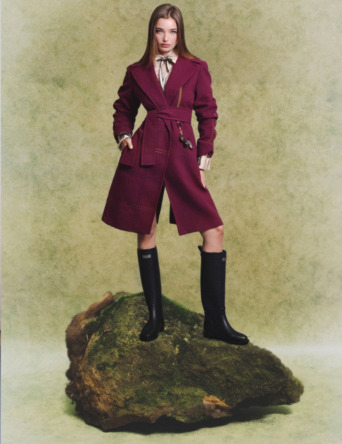 FOTO_MODELO_ABRIGO_CRUZADO_TIRA_TOMBOY_VINO.jpg