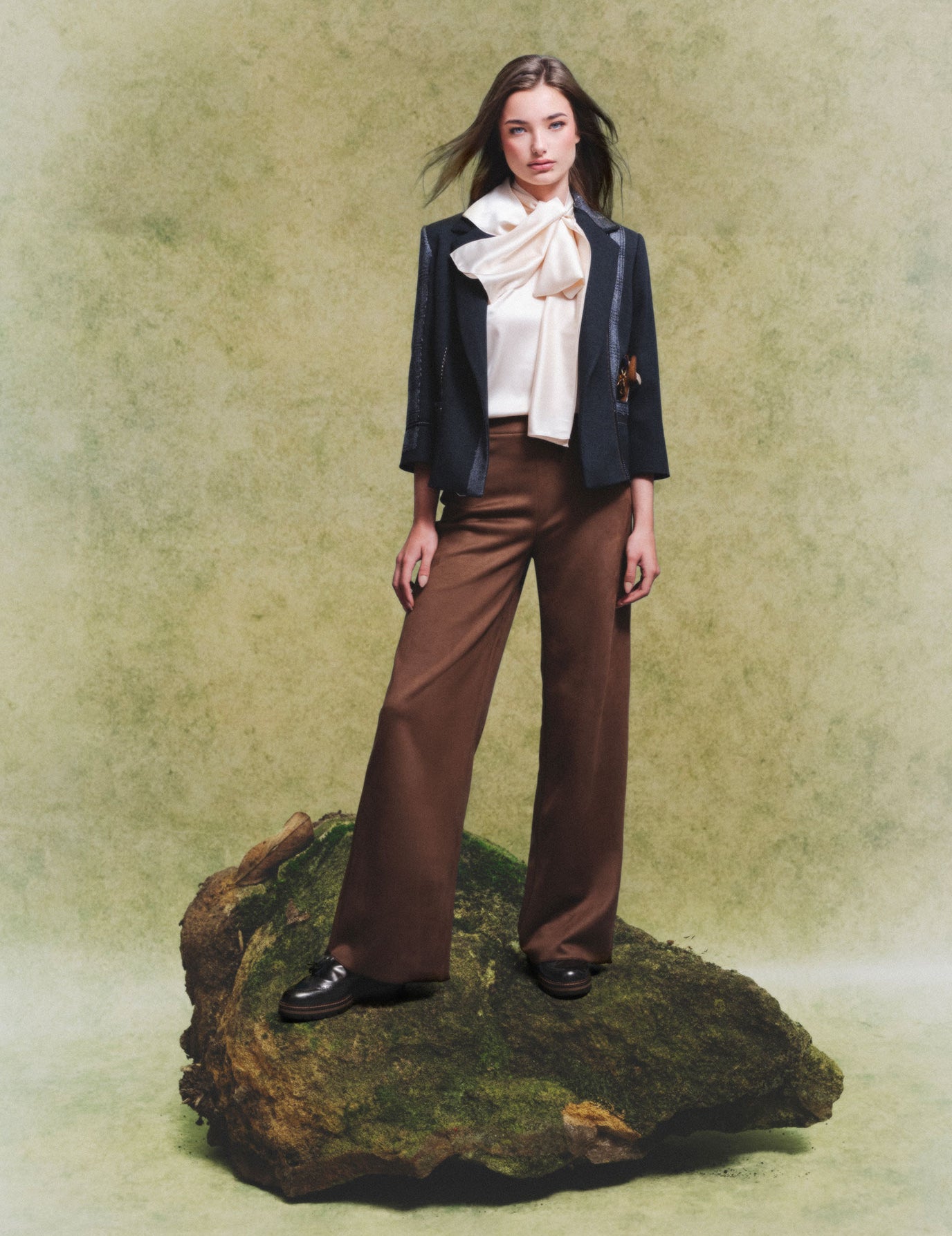FOTO_MODELO_CHAQUETA_EMILY_TOMBOY_GRIS.jpg
